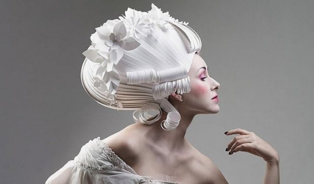 Художниця створює паперові перуки в стилі бароко 