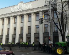 Вишикувалася "жива стіна": натовп українців штурмує Раду через земельну реформу, ексклюзивні фото