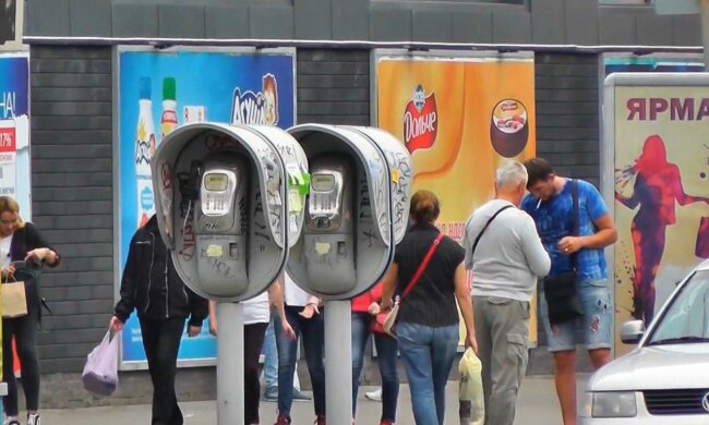 У Дніпрі декан престижного університету вивіз із школи повний багажник "добра" - ганебний вчинок засікла камера