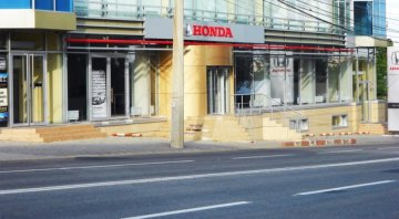 Який вигляд мають занедбані автосалони Донбасу