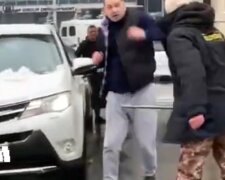 Охранник больницы избил украинца стальной трубой, сломав мужчине руку: "Да, я дурак"