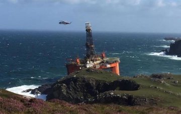 Ураган выбросил на берег 17-тонную нефтяную платформу