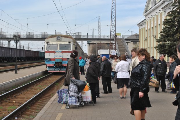 Под Харьковом поезд раздавил парня, движение остановили