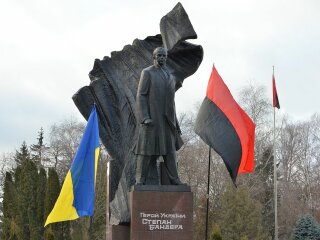 Памятник Степану Бандере во Львове, фото: Типичный Львов