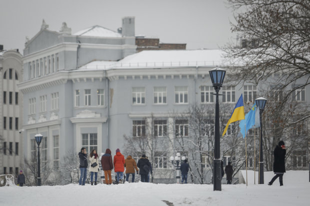 Переход на зимнее время: украинцам рассказали, когда, как и зачем