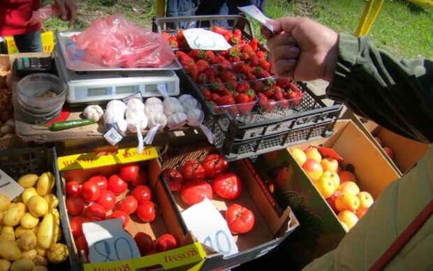 Продаж полуниці. Фото: скрін youtube