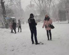 Закрили всі школи і дитсадки: потужна стихія насувається на місто