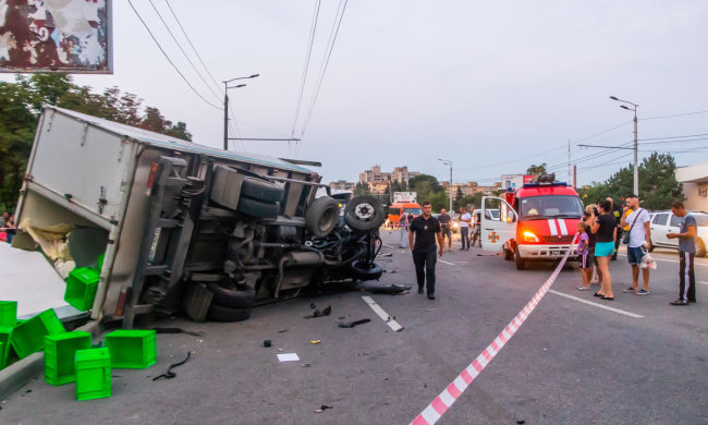 Переполненный детьми автобус влетел в огромную фуру, есть жертвы