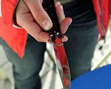 П’яний чоловік з двома ножами напав на міліціонерів