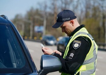 Поліція зупинила авто: водій у салоні