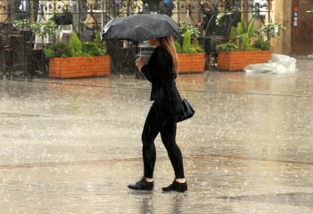 Погода на завтра: українців перелякають сильні зливи зі шквалами та градом