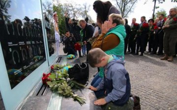 Украинцы становятся на колени только в единственном случае: видео