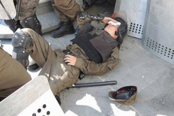 Штурм под Радой: митингующие бросили боевую гранату в нацгвардейцев (видео)