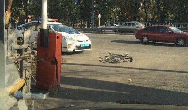 У Києві велосипедист влетів у Mazda