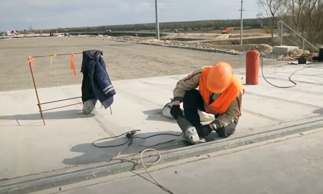 Ремонт дороги, кадр из видео, изображение иллюстративное: YouTube