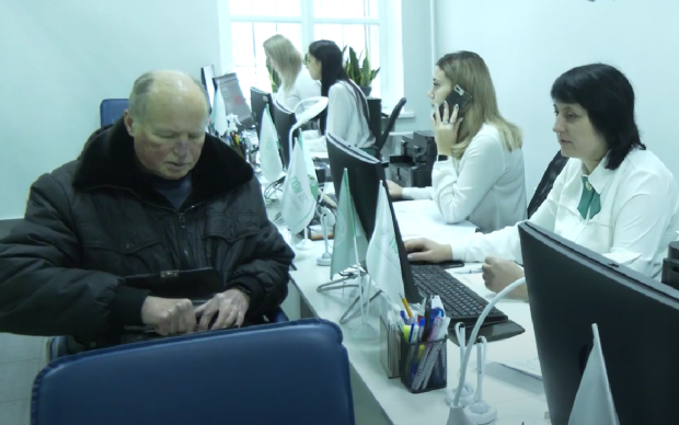 Пенсионерам запретили одновременно получать зарплату и пенсию: кого касается