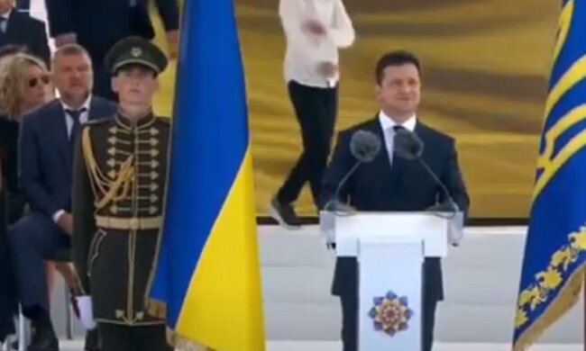 За спиною у Володимира Зеленського станцював хлопчик і став живим мемом: Влад Яма в дитинстві
