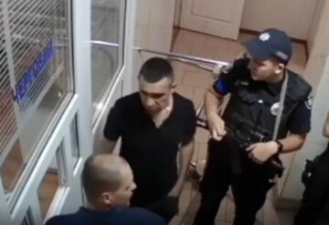 Бандит силой заставляет подписывать повестки. Фото Telegram