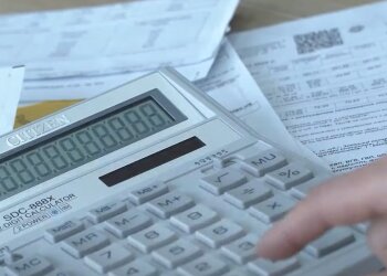 Рахунки за комуналку. Фото: скрін youtube