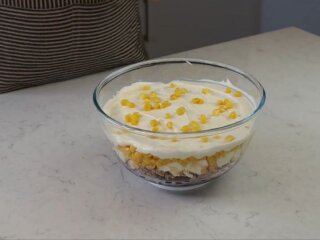 Многослойный салат с тунцем: фото скрин Ютуб