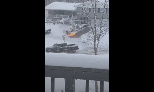 Мужчина взял в руки огнемет у своего дома: держал его до Рождества