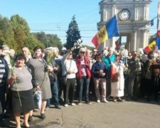 Протестующие пытались войти в здание парламента Молдовы