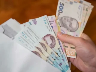 Денежные купюры, социальные выплаты