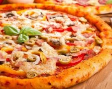 Парень съел пиццу за 32 секунды и установил рекорд Гиннеса