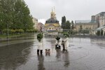 Скульптури Кия, Щека, Хорива та Либеді у трипільському вбранні на Поштовій площі