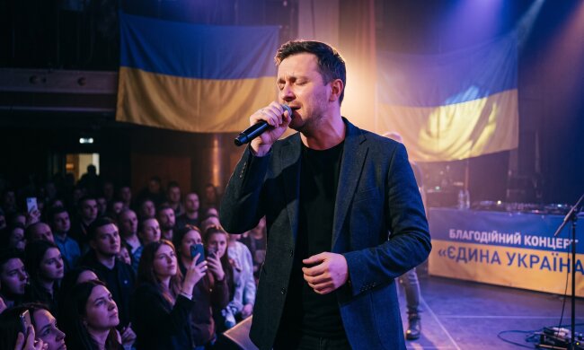 український співак концерт сцена мікрофон