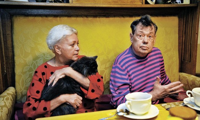 Вдова Караченцова раздала все его вещи и закрылась на даче: оставила себе только майку