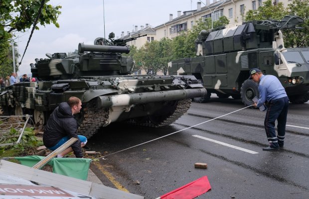 За горілкою на танку: ошалілий росіянин закотив "свято року", найбезглуздіша ДТП світу потрапила в кадр