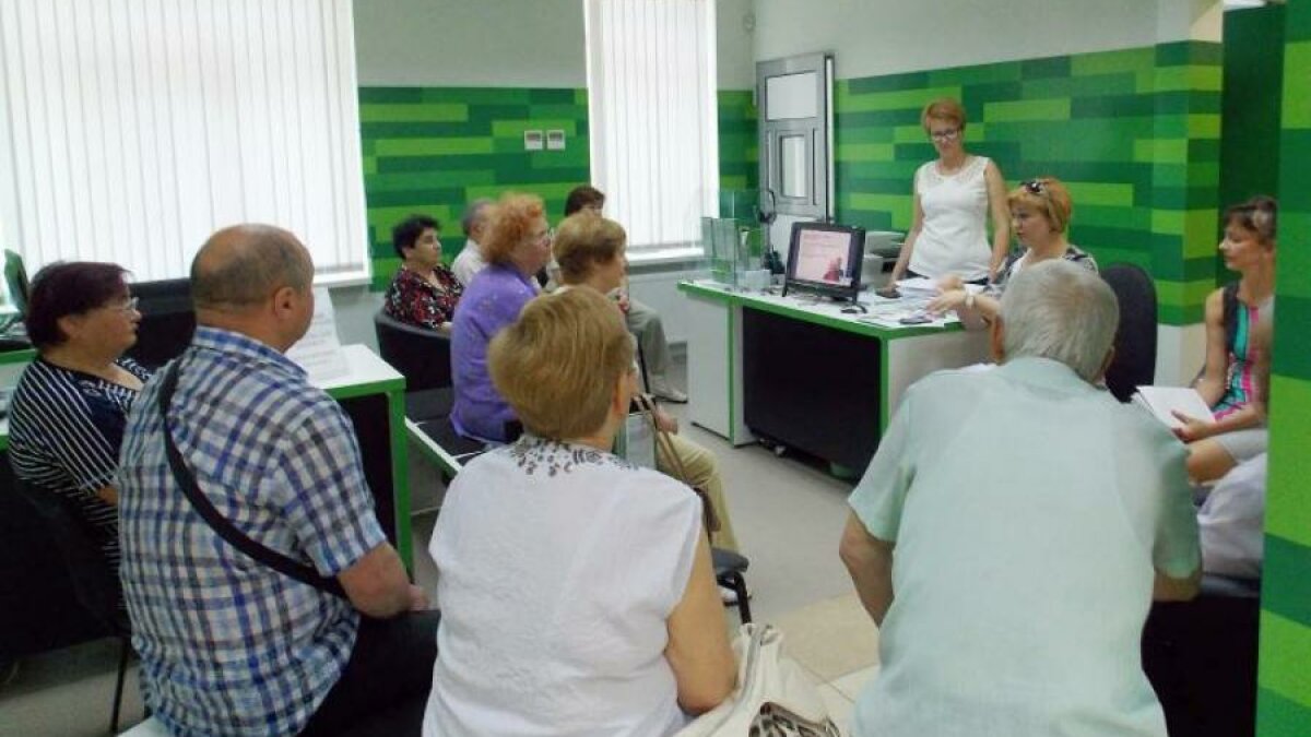 Кредиты довели: девушка в банке устроила голые танцы под вой сирен - ЗНАЙ ЮА