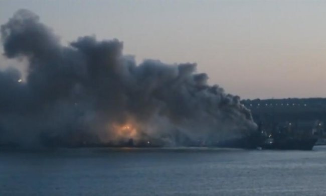 У Криму почали горіти російські кораблі (відео)