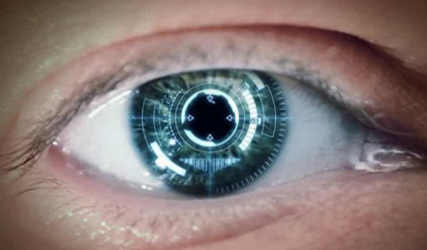 Имплант позволяет видеть в три раза лучше обычного глаза