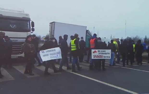 Шахтеры вышли на митинг посреди дороги и заставили водителей стоять в пробке: "Платите"