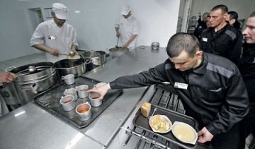 Як у ресторані: російським ув'язненим підготували кулінарний сюрприз