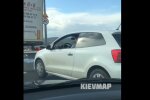 Киянин зіграв на гітарі в заторі і розвеселив водіїв: Еліс на локдауні