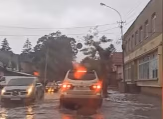 Улицы Перечина оказались в воде, скриншот с видео ТСН