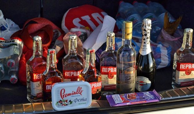 Активісти зупинили контрабанду парфумів та алкоголю у Крим (фото)