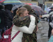 "Чекай мене, і я повернуся": у Франківську дружини військових показали потужний приклад усій Україні