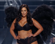 Кадр с показа Victoria's Secret 2025