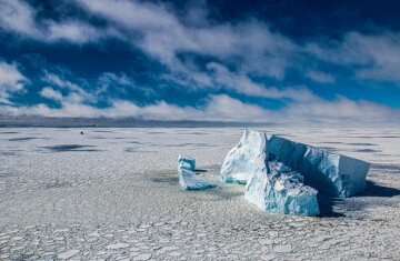 "Плавання між льодом і айсбергами в морі, Антарктика" Фото: Gonzalo Bertolotto / via WMO
