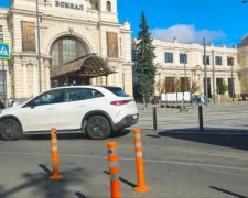 Перекриті стовпчиками проїзди на площі Двірцевій у Львові