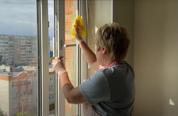 Мытье окон, кадр из видео