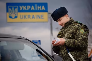 Проверка документов на границе, фото из свободных источников