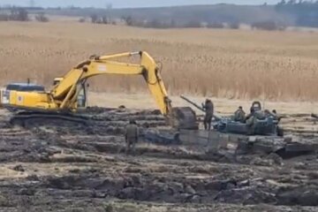 Танки, що забуксували, скріншот з відео