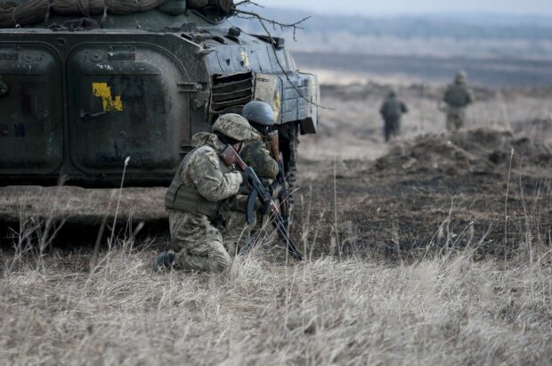 Россия сбросила гранату на украинских воинов, есть раненые: "Непризнанная война продолжается"