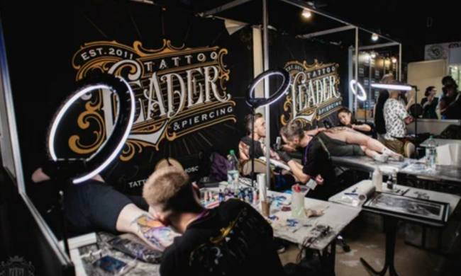 Тату-салон, кадр з відео