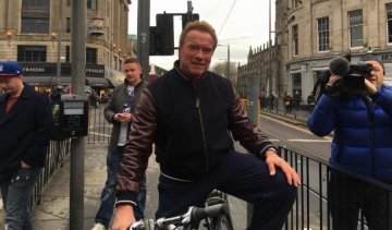 Шварценеггер на велосипеді ледь не потрапив під автобус (відео)